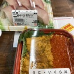 角上魚類 寺泊本店 - 手前:うにいくら丼、奥:ぶり　うにいくら丼金額見えないじゃん笑