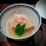 茜坂大沼 - 毛蟹真丈 冬瓜 毛蟹の出汁餡。毛蟹真丈はマンマ蟹の身。中に内子の塊もゴロリでした。蟹の甲羅で取った餡も雑味無くキレイ。それを吸った冬瓜がまた美味。