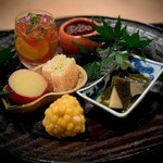 310705884 - 華美では無く、でも美しい八寸。一つずつ丁寧に作られ、それぞれとても美味しい。鱧の卵の煮凝りはもっとずっと食べていたい。弾ける玉蜀黍と、海苔を感じる鮑が特に印象的♡