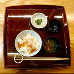 肉和食 月火水木金土日 - ・いくらの土鍋ご飯　・赤出汁