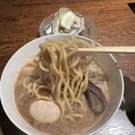 琉 肉、酒、ときどき魚。 - 【熊ラーメン＝縮れ太麺】