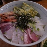 魚旬 伊勢佐木町店 - 海鮮丼６８０円・・・絶品です。