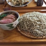 蕎麦切り わたなべ - 鴨せいろ、大盛り！　奥は天せいろの天ぷら。