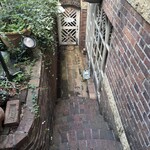 Au Temps Jadis - 店は地下です