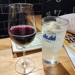 串焼き。ビストロガブリ - 瀬戸内レモンサワー330円、グラスワイン299円(税別)はともに法被泡価格