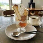 ファースト ブルー カフェ - 桃パフェ…税込1800円