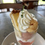 ファースト ブルー カフェ - 桃パフェ…税込1800円