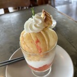 ファースト ブルー カフェ - 桃パフェ…税込1800円