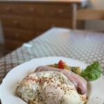 キャボットコーヴ ミュージアムテラス - ベーコンエッグ２個のアボカドとトースト