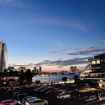 Del Mar COMEDOR Y TERRAZA - 右側がハンマーヘッド。大きな客船が横付けされている。