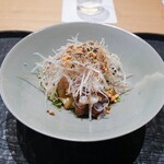 ひがしやま 司 - タコ、白ネギにピーナッツオイルを合わせて