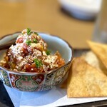 ニシガハチ - おつまみサルサ 〜揚げトルティーヤ添え（¥880税込）
                                このサルサソースがあまりにおいしくて、Mさんとふたり顔を見合わせちゃいました♪おおお〜ｯ\(⊙⊙;)/