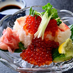 溢出的壽司蟹和鮭魚子