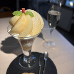 ル・パルフェ 馬車道 - 桃のパフェ　¥2420