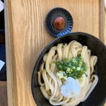 手打ちうどん 信玄 - 冷しぶっかけうどん　梅干しトッピング