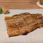 うなぎ四代目菊川 ミッドランドスクエア 名古屋本店 - 白焼き半身をおつまみに！
