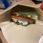 そばとポークたまごおにぎり - ハンバーガースタイルで提供