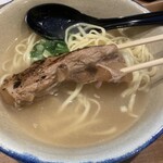 そばとポークたまごおにぎり - 軟骨ソーキ…でっかー❗️