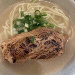 そばとポークたまごおにぎり - 軟骨ソーキそば