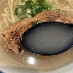 そばとポークたまごおにぎり - 優しいスープ