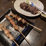 英国昇龍 - 鶏皮3種、ローストビーフ串