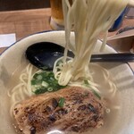 そばとポークたまごおにぎり - 平打ちストレート麺