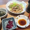 一笑百慮忘 - 日替りランチ(税込1,000円)
①豚生姜焼き、萵苣添え②真鯛お刺身③茄子揚げ浸し④白ご飯⑤お味噌汁(魚のアラ出汁？)⑥お漬け物(柴漬け胡瓜)⑦柑橘(オレンジ？)
お刺身もあり和食屋らしさがあります
