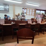 一笑百慮忘 - 店内は白い天井、焦茶色の木板張り壁、化粧木板張り床、アサヒビールの提灯、洋風居酒屋さんぽい空間、BGM代わりにTV音声を流しています
お席はL字カウンター席、テーブル席の合計22席