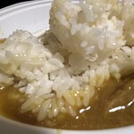 安井精肉 - 団子のような米の塊と味の薄いカレー