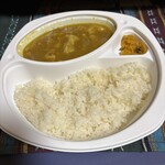 安井精肉 - 艶がなく見るからに黄色いライス