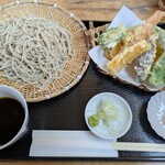 蕎麦 匠 - 野菜天そば　1300円　風味がよくて旨い蕎麦