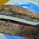 ドゥ・ソレイユ - あんバターのパン生地は黒ごまが多く入って、香ばしさがアクセント