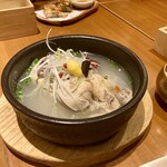 韓国料理 水刺齋 - 参鶏湯（サムゲタン）ランチセット ￥1,980（税抜）の参鶏湯に近づいた図