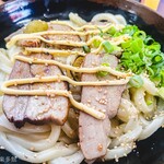 麺紡 - 【炙ります】豚チャーシューしょうゆうどん