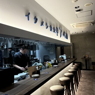 ライブ感あふれるカウンター席