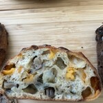 ラトリエ ドゥ プレジール - 本日のシェフのアドリブパン　いぶりがっこ入り