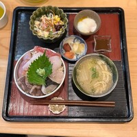高麗橋桜花 - 海鮮丼セット(1,300円)
                    天然出汁の汁物･温泉卵･サラダ･香の物付き