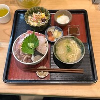 高麗橋桜花 - 海鮮丼セット(1,300円)
                    天然出汁の汁物･温泉卵･サラダ･香の物付き