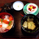 Sushikou - 海鮮丼¥800…汁もの、デザート付き