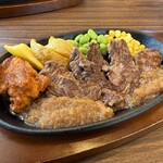 肉と秘伝のたれ - 料理写真:ステーキ100gからあげ付きライス無料