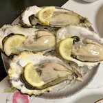 大衆割烹 大黒 - 殻付き生カキ