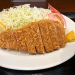 とんかつ いそ - ソースももちろん美味しいですが、しおで頂くとお肉の美味しさがよりダイレクトに伝わって美味しいです。