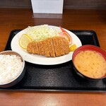 とんかつ いそ - ロースかつは脂身に甘みがあって美味しいです。このお値段でこの美味しさ。