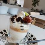 ginji cafe - 料理写真:ラムレーズンのプチパフェ（税込み６９３円）