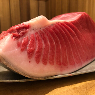 店主が目利きする最高の食材を、シンプルかつ贅沢に味わう