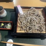 ざる蕎麦せと - 桃源　地元の蕎麦愛好家たちが研究して作られたお蕎麦　左側の赤い器に塩が入れられている