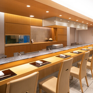 高級感漂う檜造りのカウンター