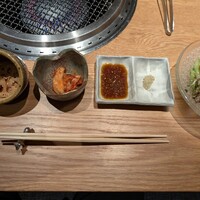 北新地 肉料理 名門 - キムチなど