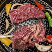 北新地 肉料理 名門 - 網でそのまま焼く