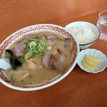 ラーメン大光 - 味噌ラーメン 800円(税込)、ライス少々 100円(税込)